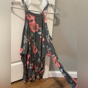 Small / cold shoulder tee